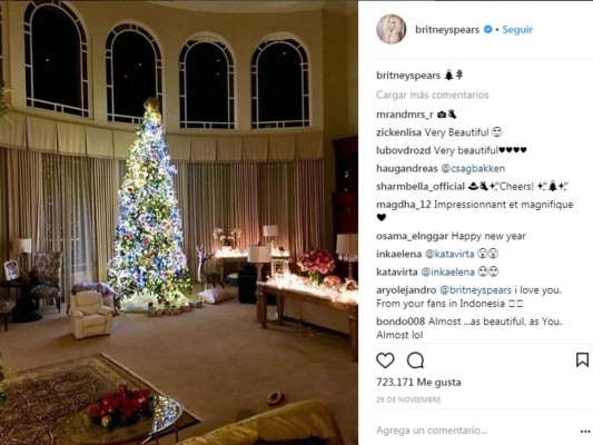 Britney Spears en su habitación tiene un brillante árbol de Navidad