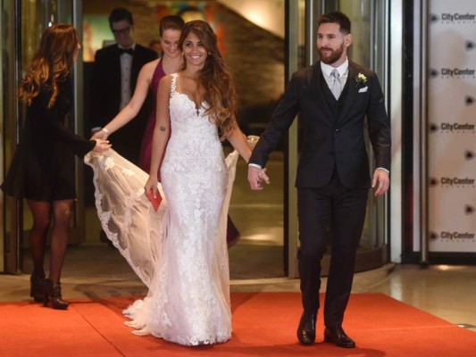 La novia lució un diseño de la casa española Rosa Clará con detalles en encaje y ajustado a su escultural figura La novia lució un diseño de la casa española Rosa Clará con detalles en encaje y ajustado a su escultural figura