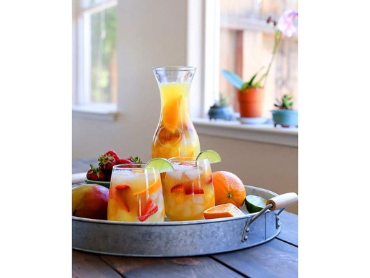 Sangría fusión<br/>Ingredientes<br/>1 botella de vino blanco seco / 4 onzas de ron añejo/ 1 lata de Sprite/ 2 onzas de triple sec /½ libra de fresas picadas / 2 kiwis en trocitos /2 melocotones en rodajas/ 1 naranja madura en rodajas.<br/>Preparación<br/>1/ Mezcla todas las frutas en una jarra de vidrio y machácalas levemente con una paleta de madera. 2/ Agrega azúcar si te gustan las bebidas dulces. Luego añade el ron y los demás ingredientes líquidos. 3/ Refrigera una hora antes de servir y sirve en copas previamente congeladas en el freezer para un toque fresco.<br/>