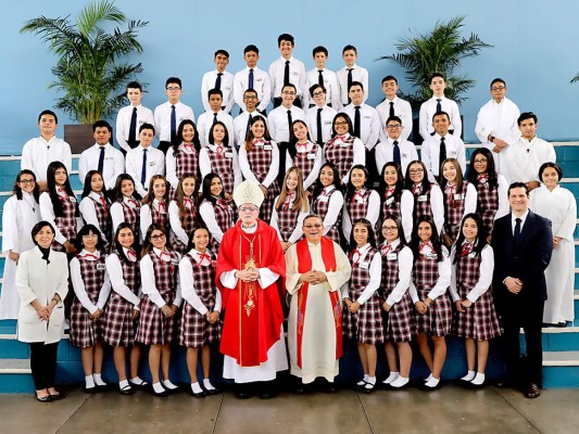 Los estudiantes de decimo grado de la Macris School tomaron el Sagrado Sacramento de la Confirmación, en una especial celebracion realizada por monseñor Francisco Lapierre junto al reverendo Padre Rigoberto Velasquez. Con esto los confirmandos fortalecieron el don del Espíritu santo, logrando un arraigo más profundo a la filiación divina, uniéndose más íntimamente con la Iglesia y fortaleciéndose para ser jóvenes de bien. <br/>