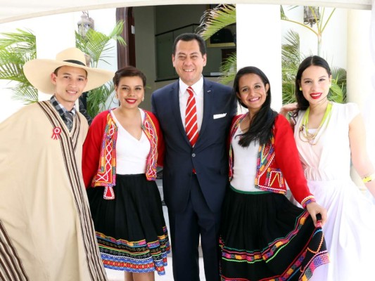 Música, danzas y gastronomía fueron parte del cóctel con motivo del 194 aniversario de independencia del Perú.