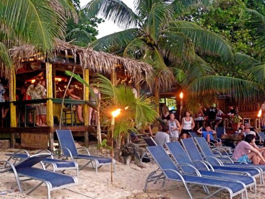 El ambiente de Sundowners es agradable, juvenil y famoso por su rumb (foto: Lempira que come) El ambiente de Sundowners es agradable, juvenil y famoso por su rumb (foto: Lempira que come)