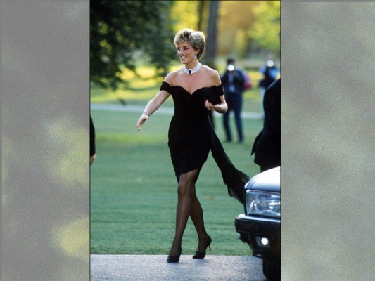 Junio 1994Después de que salió al aire un documental sobre las infidelidades del príncipe Carlos, Diana dio la cara al mundo en un ceñido vestido negro que fue apodado el 'vestido de la venganza'.
