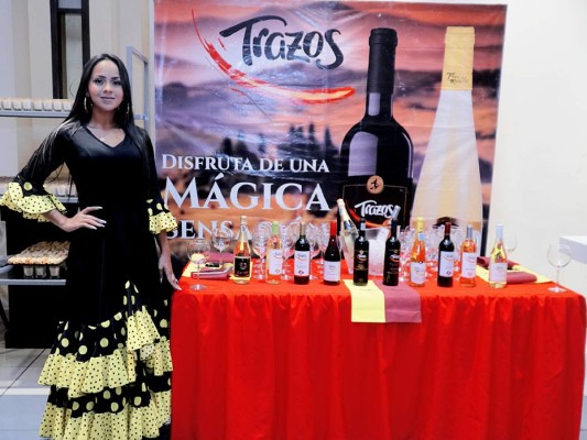 Música, brindis y flamenco en la Fiesta Nacional de España