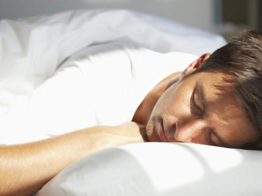 6. COME BIEN Y DESCANSA. Un menú saludable y dormir al menos siete horas cada noche son dos grandes aliados de la salud mental y el bienestar emocional. Y es que según se ha demostrado, las personas que duermen entre 7 y 9 horas tienen menos posibilidades de sufrir de depresión que aquellas que duermen 6 horas como mínimo. “Dormir de forma saludable es una necesidad para el bienestar físico, mental y emocional”, asegura el doctor M. Safwan Badr, presidente de la American Academy of Sleep Medicine.