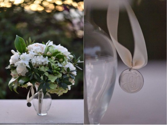 El bouquet de la novia, fue elaborado a base de rosas blancas que combinaron perfecto con otros detalles sobrios de la ceremonia