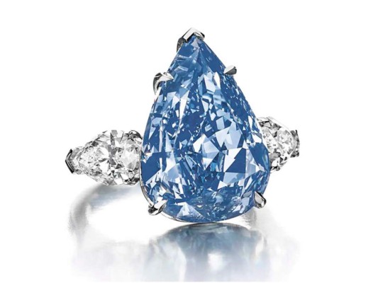 Winston Blue Diamond<br/>Con un peso de 13.22 quilates, esta original pieza fue vendida como un anillo de compromiso en 23.8 millones de dólares.<br/>