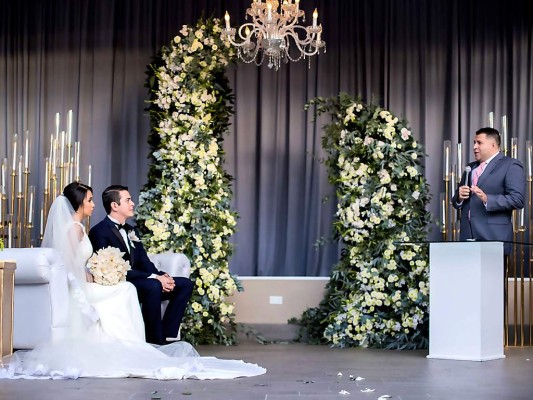 Muy atentos los novios escucharon los mensajes del pastor de la Gran Comisión Edwing Cárcamo Muy atentos los novios escucharon los mensajes del pastor de la Gran Comisión Edwing Cárcamo