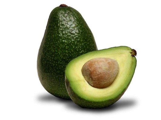 Aguacate. Aplica un aguacate machacado a tu cabello al menos una vez al mes para promover y estimular la producción de colágeno.