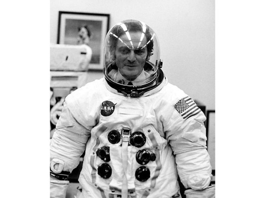 Pierre posa con el traje espacial de Neil Armstrong. Fue uno de los pocos civiles en probárselo