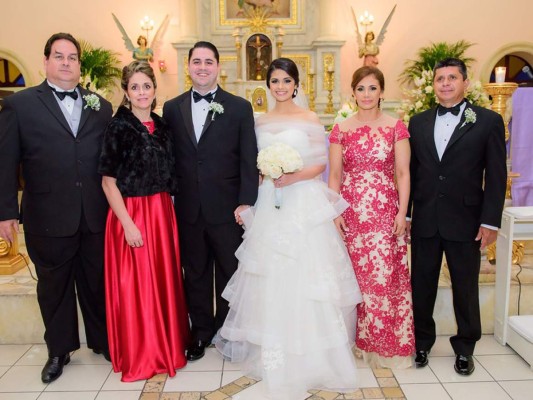 Los novios con sus padres, José Antonio y Ana Lorena Lacayo; Héctor Rafael y Marla Rosmery Argeñal (foto: Daniel Gandour)