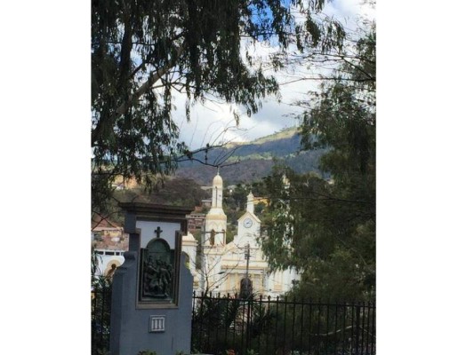 La antigua ermita en la aldea de Suyapa, que fue por muchos años hogar de la virgen, sigue de pie, con su sencilla estructura vestida de blanco y su valor histórico