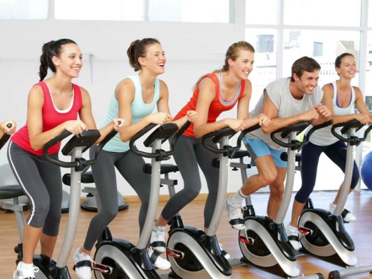 SPINNING ( 700 calorías)Una de las máquinas de mayor demanda en los gimnasios es sin lugar a dudasla bicicleta. En una clase promedio de spinning puedes quemar aproximadamente700 calorías, aunque también puedes lograr lo mismo si subes en tu bicicleta y sales a pedalear a un ritmo constante durante una hora. SPINNING ( 700 calorías)Una de las máquinas de mayor demanda en los gimnasios es sin lugar a dudasla bicicleta. En una clase promedio de spinning puedes quemar aproximadamente700 calorías, aunque también puedes lograr lo mismo si subes en tu bicicleta y sales a pedalear a un ritmo constante durante una hora.