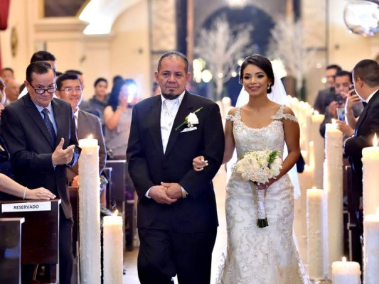 Mario Sandres y su hija Scarleth al momento de entrar a la iglesia Mario Sandres y su hija Scarleth al momento de entrar a la iglesia