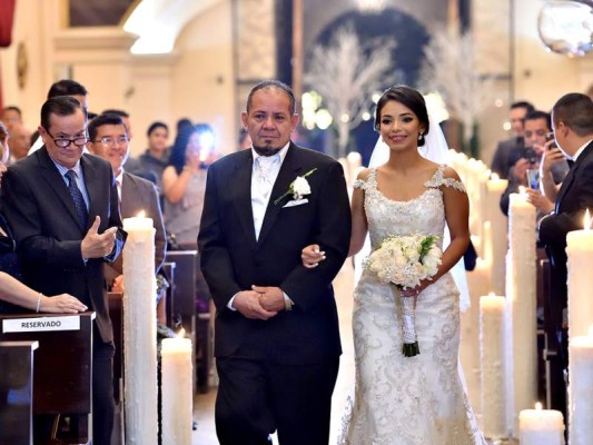 Mario Sandres y su hija Scarleth al momento de entrar a la iglesia