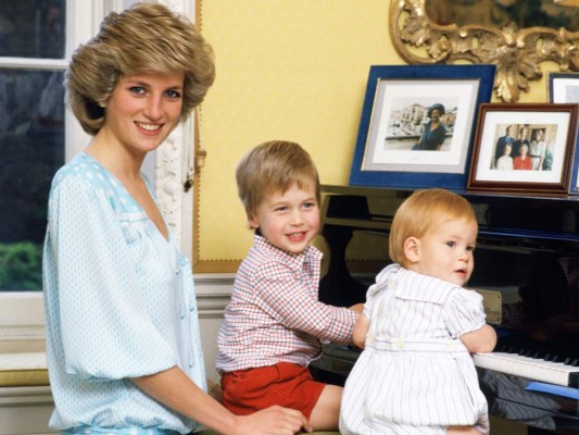 Dos príncipes y un piano. La divertida sesión de fotos fue realizada en el palacio de Kensington, hogar de residencia del príncipe William y su esposa Kate Middleton.