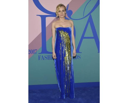Diane Kruger Deslumbró con un vestido en tono azul de Monse Otoño-Invierno 2017/2018.