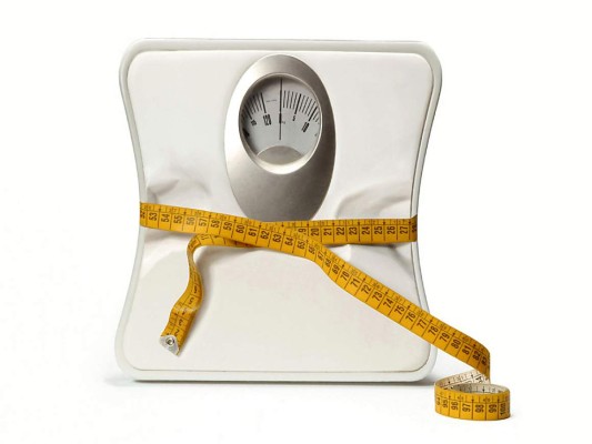 5. Otro punto a tomar en cuenta es un peso adecuado, dado que la obesidad o un peso muy bajo afecta la capacidad del sistema inmunológico de combatir infecciones, sobretodo porque la obesidad está ligada a una mayor incidencia de enfermedades. Igualmente el sistema inmunológico se ve alterado en personas que ingieren dietas por debajo de las 1.200 kcal o dietas desequilibradas.