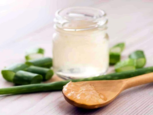 Para eliminar la grasa del cabello: el limón es uno de los principios activos naturales más eficaces para controlar la producción de sebo. Si se combina con otro ingrediente como el yogur, le otorgarás una consistencia más de mascarilla, además de proporcionarle propiedades adicionales. <br/><br/>Ingredientes<br/>Un yogur griego<br/>Jugo de un limón<br/>Una cucharada de aloe vera<br/><br/>Preparación<br/>Mezcla bien el aloe con el yogurt hasta conseguir una consistencia gelatinosa, añade el jugo de limón y cuando quede homogénea aplícala sobre el cabello durante 15 minutos y retírala con tu shampoo habitual. Aplica dos veces por semana.<br/><br/>