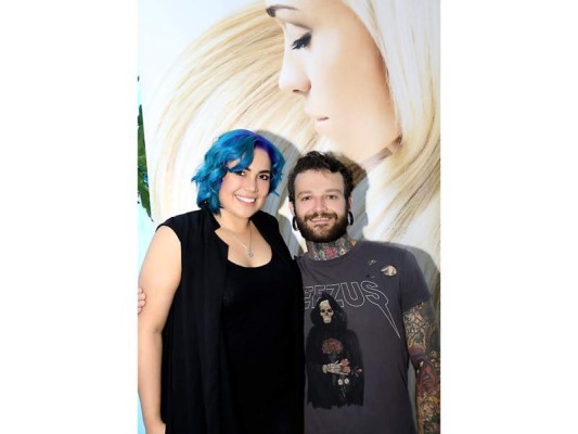 Linda Martinez, cuyo cabello fue decolorado con Olaplex y luego se le aplicó, el tinte de Tec Italy en raíz pazzi violeta y para medias a puntas de su cabello el tono Choma shine Aqua Linda Martinez, cuyo cabello fue decolorado con Olaplex y luego se le aplicó, el tinte de Tec Italy en raíz pazzi violeta y para medias a puntas de su cabello el tono Choma shine Aqua