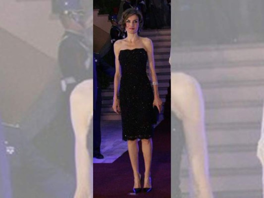 Para la cena en casa presidencial, la reina lució el vestido palabra de honor en seda negra, bordado, con lentejuelas y cristal firmado por Felipe Varela, zapatos Prada, y una cartera de mano negra. Acompañando el atuendo la reina lució unos aretes de diamantes y cuff by Cartier, perteneciente a la reina Sofía.