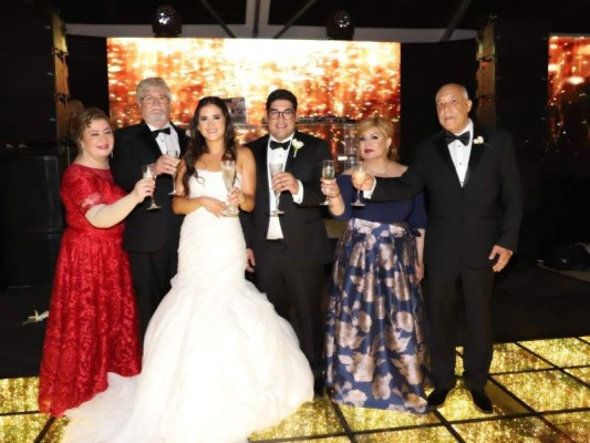 El emotivo momento del brindis El emotivo momento del brindis