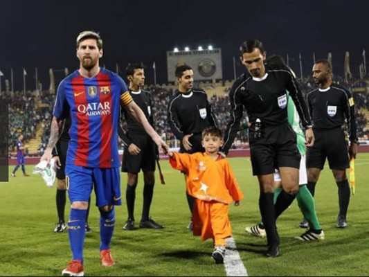 Messi conoció al niño afgano de la camiseta hecha con nylon