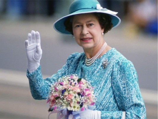 La razón por la que la Reina Isabel siempre lleva guantes
