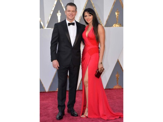 Matt Damon y Luciana Barroso. Se conocieron en un bar de Miami Beach donde ella era camarera, se enamoraron y diez años y tres hijas después son una de las parejas mejor avenidas de Hollywood.