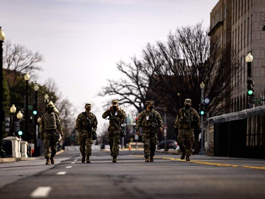 Un grupo de soldados patrulla el perímetro del Capitolio en un despliegue de seguridad previo a la toma de posesión a la que Trump no asistirá. Foto by Samuel Corum/Getty Images/AFP Un grupo de soldados patrulla el perímetro del Capitolio en un despliegue de seguridad previo a la toma de posesión a la que Trump no asistirá. Foto by Samuel Corum/Getty Images/AFP