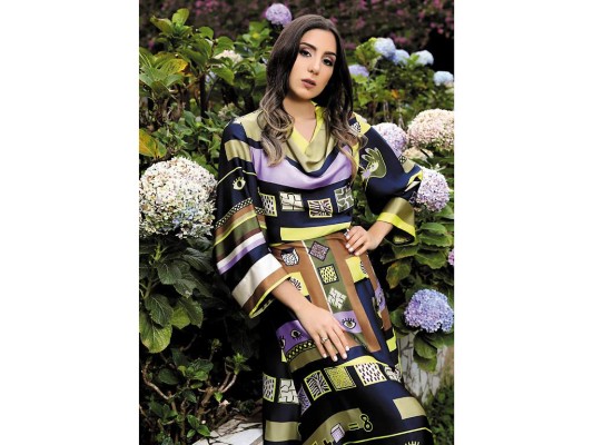 “Más que una influencer en su definición en la actual sociedad, me considero una joven con sueños, visión, mujer empoderada y emprendedora, capaz de transmitir todos mis conocimientos y habilidades a la sociedad”. Vestido camisero en twill estampado con escote drapeado by Purificación García “Más que una influencer en su definición en la actual sociedad, me considero una joven con sueños, visión, mujer empoderada y emprendedora, capaz de transmitir todos mis conocimientos y habilidades a la sociedad”. Vestido camisero en twill estampado con escote drapeado by Purificación García