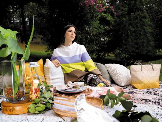 Summer picnic! “Mi generación tiene el gran poder de transformar vidas y estamos concientes de ello. Todos pueden ver jóvenes que son los pioneros alzando voces en aspectos sociales, económicos y políticos y a su vez pidiendo igualdad”, dice Almudena, vestida con una camiseta cuello perkins y manga tres cuartos a rayas con falda fluida en twill estampado plisado y bolso Origami by Purificación García. Setting by Picnic Rosé