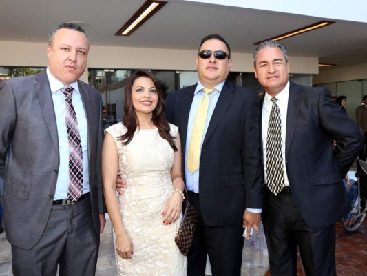 Max Rodríguez, Claudia y Vladimir Betancourt con Omar Ordóñez