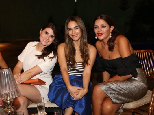 Una velada inolvidable disfrutaron las amigas de Kristen Una velada inolvidable disfrutaron las amigas de Kristen
