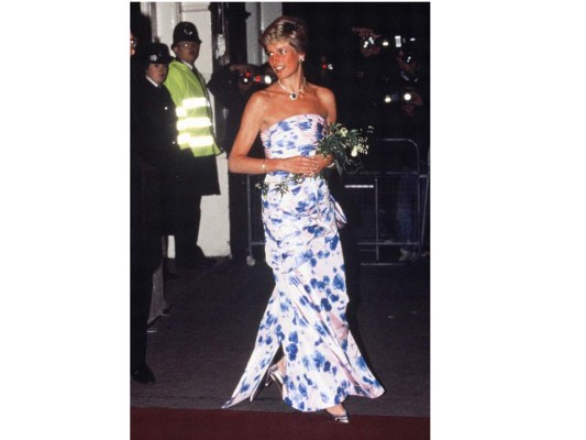 Enero 1989Al igual que Kate Middleton, Diana no temía repetir vestido. Este vestido de Catherine Walker lo llevó en dos ocasiones con un collar de zafiros que complementaba con su anillo de compromiso