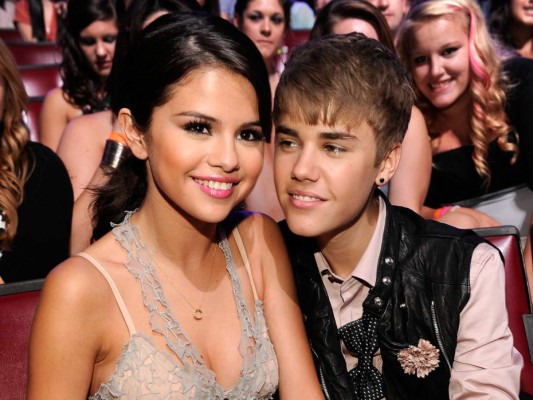 Justin Bieber admite seguir enamorado de Selena Gómez