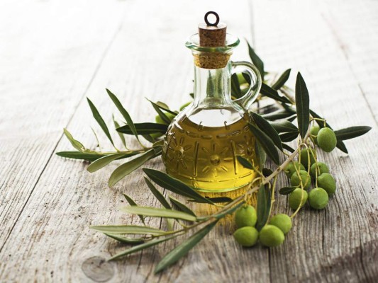 #2 Aceite de oliva y pescado. Son una gran fuente de omega 9 y omega 3 que ayudan a que, sin grasa, las células propensas al cáncer permanezcan estables, además de bloquear el surgimiento de esta enfermedad en las mamas.