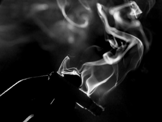 2. EVITA EL CONSUMO Y ABUSO DE SUSTANCIAS TÓXICAS. Los estudios han demostrado que el consumo de drogas y alcohol incrementa el riesgo de suicidio ya que las personas son seis veces más propensas a tener pensamientos negativos. Si sueles consumir una o ambas sustancias busca ayuda, no tengas miedo de confiar tu problema a un amigo o a un experto, investiga sobre centros de rehabilitación en tu comunidad e inscríbete en sus programas. Además se aconseja reducir el consumo de cafeína y de cigarrillo y adoptar hábitos saludables como hacer ejercicio tres veces por semana, tener contacto con la naturaleza, probar un nuevo deporte y llevar una dieta balanceada.