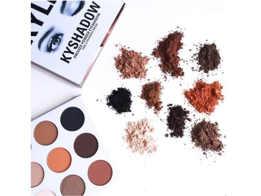 Kyshadows es un kit 9 sombras de maquillaje en tonos terracotas y neutros, con un costo de 42 dólares