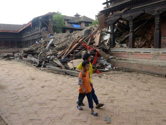 Celebridades reaccionan ante tragedia en Nepal