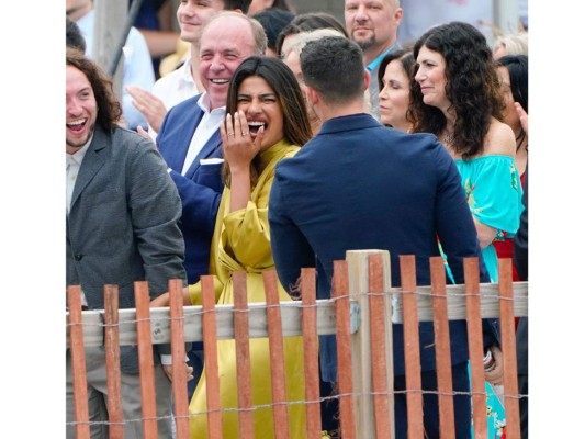 Nick Jonas lleva a Priyanka Chopra a un evento familiar
