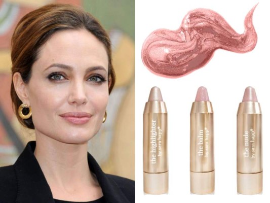 Labios gruesos. Muchas de las famosas recurren al Botox para convertir a sus labios en una verdadera arma de seducción y otras como: Angelina Jolie, Megan Fox, Jessica Alba e Irina Shayk nacieron con ese bello atributo. Si estas en entre la lista de esas famosas te recomendamos que te perfiles tus labios por dentro siguiendo la línea de su contorno natural. Evita los colores demasiados oscuros y gloss ya que harán que los labios parezcan más grandes te recomendamos los colores beige y rosáceos son perfectos si tienes ese tipo de labios.