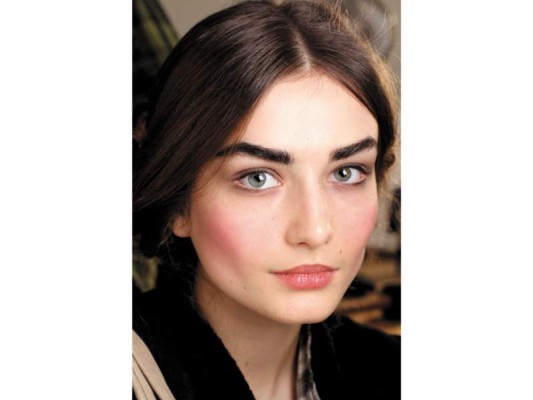 Basado en el antiguo método de tatuaje Tebori, que en Japón se utilizaba en los siglos XVIII y XIX, el microblading es la técnica favorita en la industria del maquillaje semipermanente en la creación y diseño de cejas pelo a pelo o “shadow”. Basado en el antiguo método de tatuaje Tebori, que en Japón se utilizaba en los siglos XVIII y XIX, el microblading es la técnica favorita en la industria del maquillaje semipermanente en la creación y diseño de cejas pelo a pelo o “shadow”.