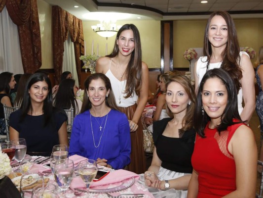 Orieta, Ingrid y Natasha Canahuati con Rossina, Ganina y Karla Handal.