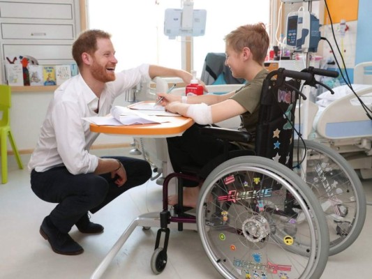 Las tiernas fotos del Príncipe Harry en el hospital de Sheffield