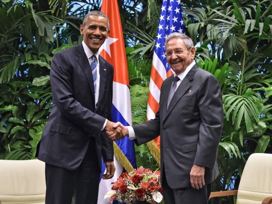 La foto que todos esperaban! Barack Obama estrecha la mano de Raúl Castro.