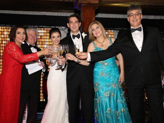 Al momento del brindis los novios acompañados de sus padres Any y Antonio Tavel; Gabriel y María Jiménez Al momento del brindis los novios acompañados de sus padres Any y Antonio Tavel; Gabriel y María Jiménez