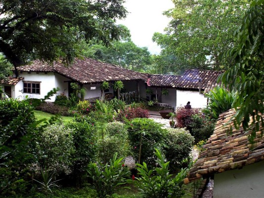 01. Hacienda San Lucas. Doscientos años de historia se recogen en esta edificación colonial con una alta cocina inspirada en la gastrono-mía tradicional de occidente. (Foto: Dany Barrientos) 01. Hacienda San Lucas. Doscientos años de historia se recogen en esta edificación colonial con una alta cocina inspirada en la gastrono-mía tradicional de occidente. (Foto: Dany Barrientos)