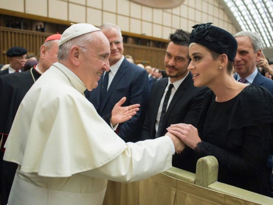 Katy Perry y Orlando Bloom se reúnen con el papa Francisco.