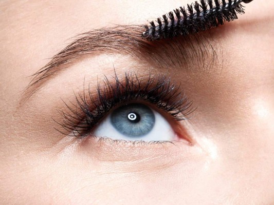 4. DISEÑA UNAS CEJAS PERFECTAS. Unas cejas bien cuidadas funcionan como un face lift instantáneo. Procura nunca depilarlas demasiado finas, no olvides que las cejas gruesas dan un aspecto joven así que mantenlas completas, respeta el arco natural que forman y rellénalas con un lápiz marrón.